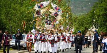 Tradiția merge mai departe la Hoteni: mii de oameni au participat la „Tânjaua Hotenarilor”. GALERIE FOTO