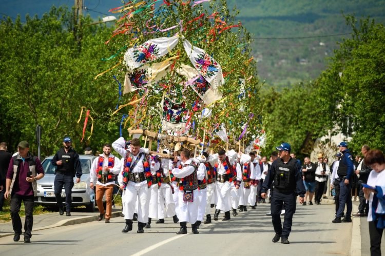 Tradiția merge mai departe la Hoteni: mii de oameni au participat la „Tânjaua Hotenarilor”. GALERIE FOTO