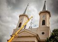 Moment unic și binecuvântat în Baia Sprie – Monograma „Ave Maria” a fost sfințită și montată pe Biserica romano-catolică Adormirea Maicii Domnului