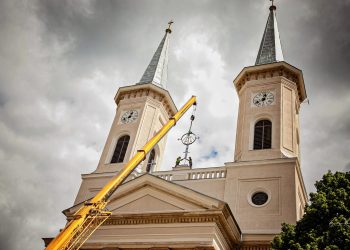 Moment unic și binecuvântat în Baia Sprie – Monograma „Ave Maria” a fost sfințită și montată pe Biserica romano-catolică Adormirea Maicii Domnului