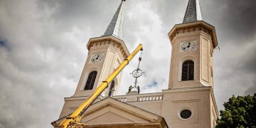 Moment unic și binecuvântat în Baia Sprie – Monograma „Ave Maria” a fost sfințită și montată pe Biserica romano-catolică Adormirea Maicii Domnului