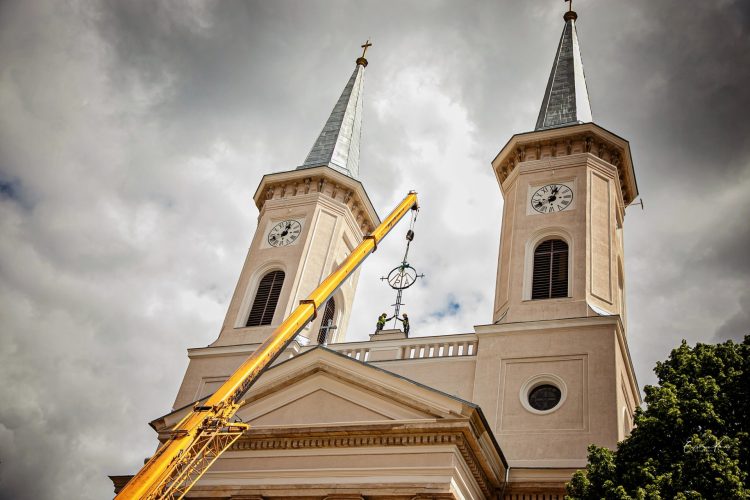 Moment unic și binecuvântat în Baia Sprie – Monograma „Ave Maria” a fost sfințită și montată pe Biserica romano-catolică Adormirea Maicii Domnului – galerie foto