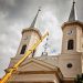 Moment unic și binecuvântat în Baia Sprie – Monograma „Ave Maria” a fost sfințită și montată pe Biserica romano-catolică Adormirea Maicii Domnului – galerie foto