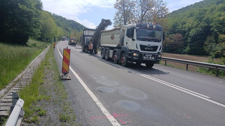 Reparații asfaltice pe DN 1C, în zona Valea Chioarului
