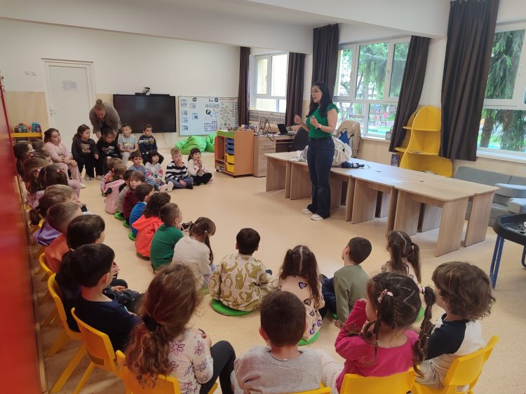 „Covoarele povestitoare” au adus bucurie și imaginație preșcolarilor băimăreni