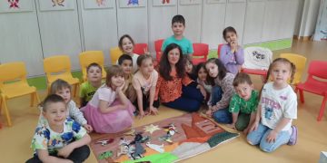 „Legenda sticletelui”, adusă în fața copiilor de la Grădinița nr. 10 din Baia Mare