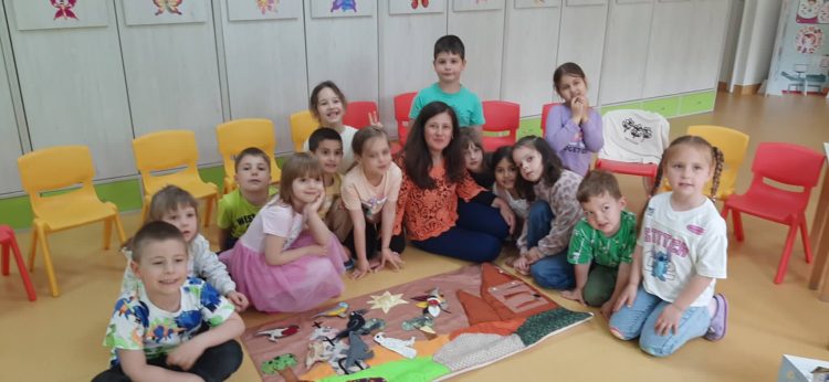 „Legenda sticletelui”, adusă în fața copiilor de la Grădinița nr. 10 din Baia Mare