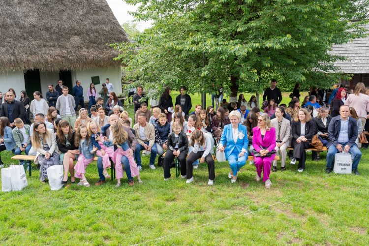 Aproape 3.000 de elevi din satele Maramureșului au intrat în „Comuniada 2026”. 199 au devenit „Stelele Satului Maramureșean”