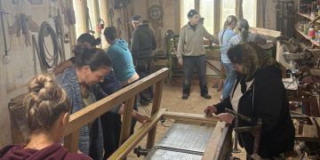 Femeile din Budești învață tâmplărie artizanală printr-un proiect ASSOC dedicat formării profesionale