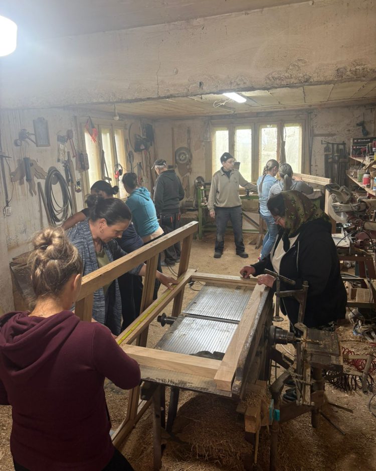 Femeile din Budești învață tâmplărie artizanală printr-un proiect ASSOC dedicat formării profesionale