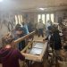 Femeile din Budești învață tâmplărie artizanală printr-un proiect ASSOC dedicat formării profesionale