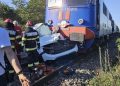 Tragedie pe calea ferată în Oradea. Două persoane au murit după ce un tren a lovit un autoturism