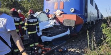 Tragedie pe calea ferată în Oradea. Două persoane au murit după ce un tren a lovit un autoturism