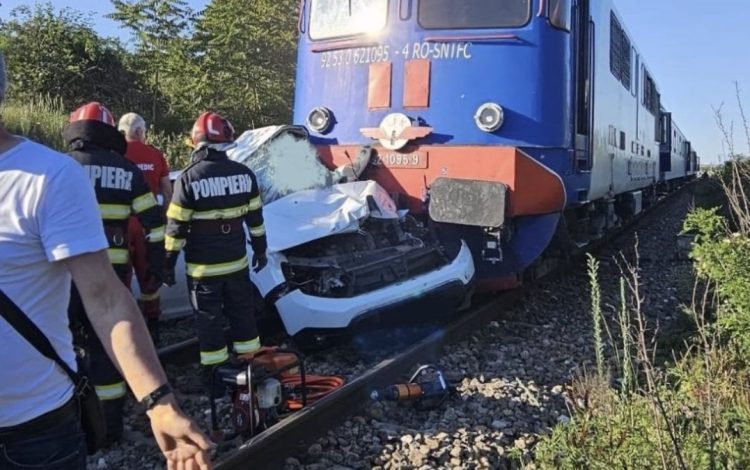 Tragedie pe calea ferată în Oradea. Două persoane au murit după ce un tren a lovit un autoturism