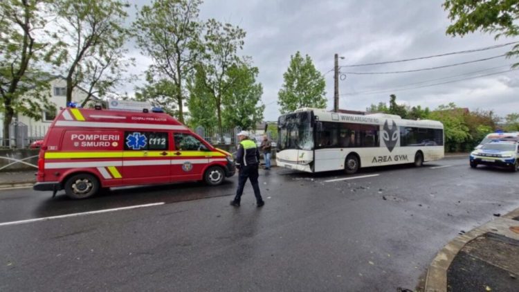 Poliția a stabilit primele concluzii privind modul în care s-a produs accidentul rutier în care a fost implicat un autobuz