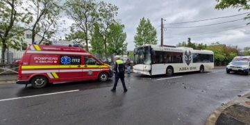 Accident rutier pe strada Horea din Baia Mare. Un autobuz Urbis și un autoturism, implicate în coliziune