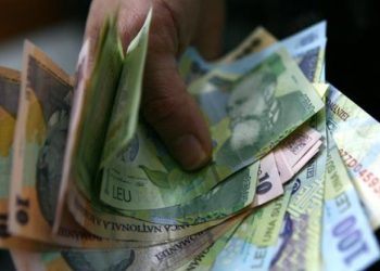 Leul, la minim istoric: presiunea politică și economică împinge cursul în sus