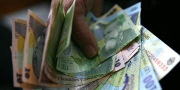 Leul, la minim istoric: presiunea politică și economică împinge cursul în sus