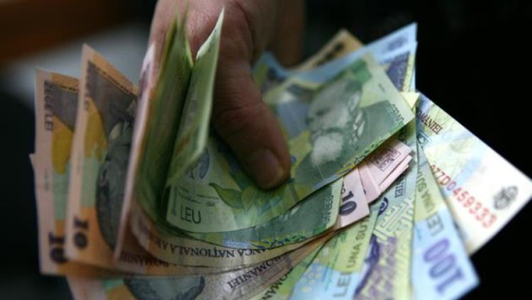 Leul, la minim istoric: presiunea politică și economică împinge cursul în sus