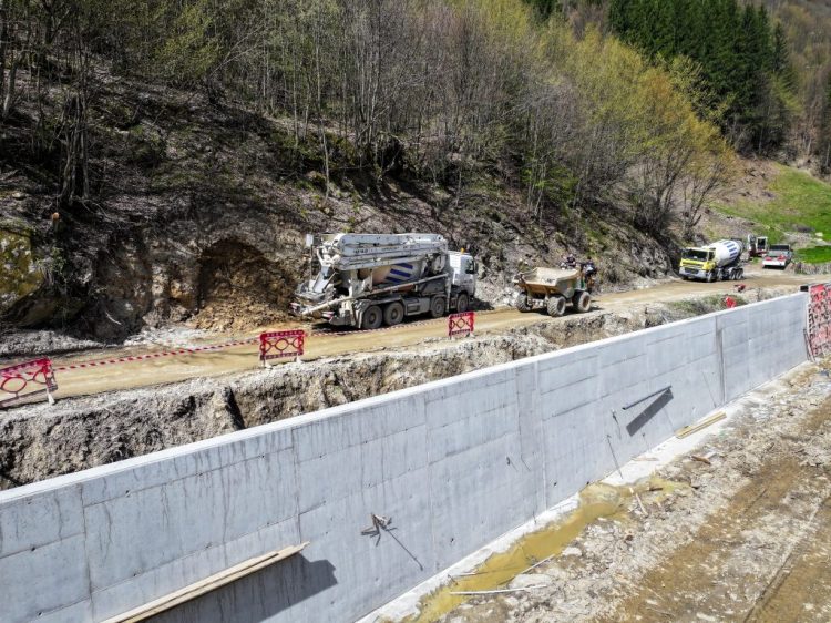 Lucrările de modernizare a drumului Valea Râului din Vișeu de Sus intră într-o etapă importantă