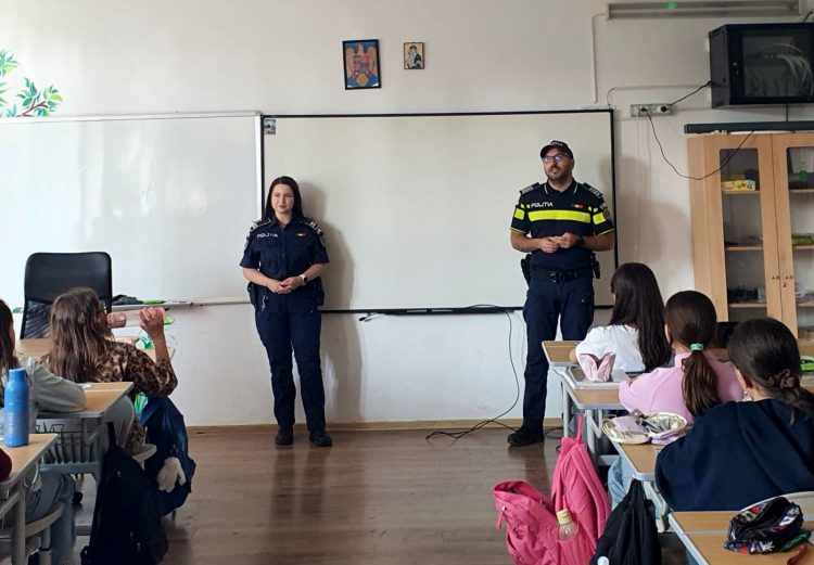Reguli de circulație și responsabilitate în trafic, prezentate elevilor din Cicârlău și Tăuții-Măgherăuș