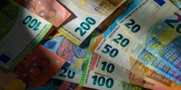 Euro atinge un nou maxim: leul, tot mai aproape de pragul critic de 5,2