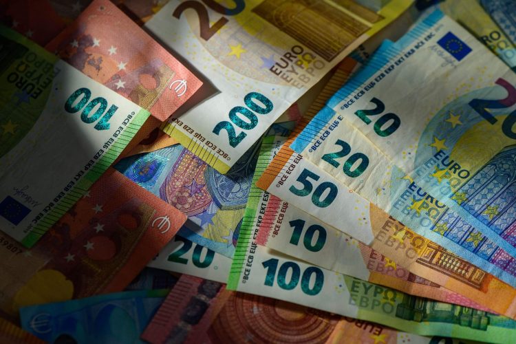 Euro atinge un nou maxim: leul, tot mai aproape de pragul critic de 5,2