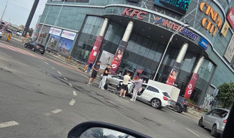 Accident în zona unui centru comercial din Baia Mare