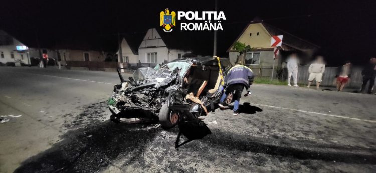 Polițiștii explică cum s-a produs accidentul de la Câmpulung la Tisa. O șoferiță băută a intrat cu mașina într-un autobuz