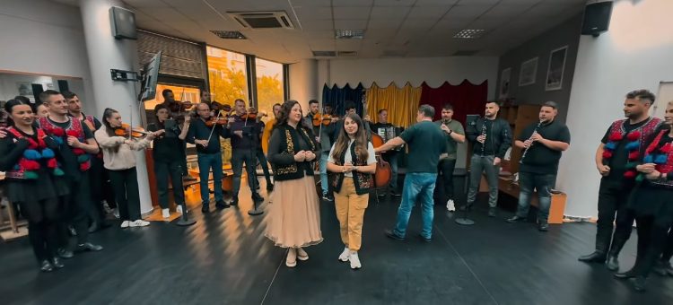 Spectacol aniversar la Sighet: Ansamblul „Transilvania” aduce folclorul în Grădina Morii