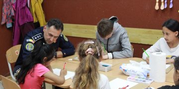 Comunitatea din Târgu Lăpuș, invitată să descopere trăirile copiilor prin artă și dialog
