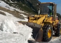 A început deszăpezirea pe Transfăgărășan. Stratul de zăpadă depășește pe alocuri un metru