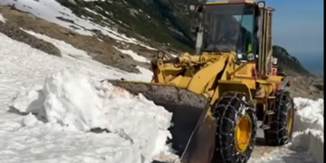 A început deszăpezirea pe Transfăgărășan. Stratul de zăpadă depășește pe alocuri un metru