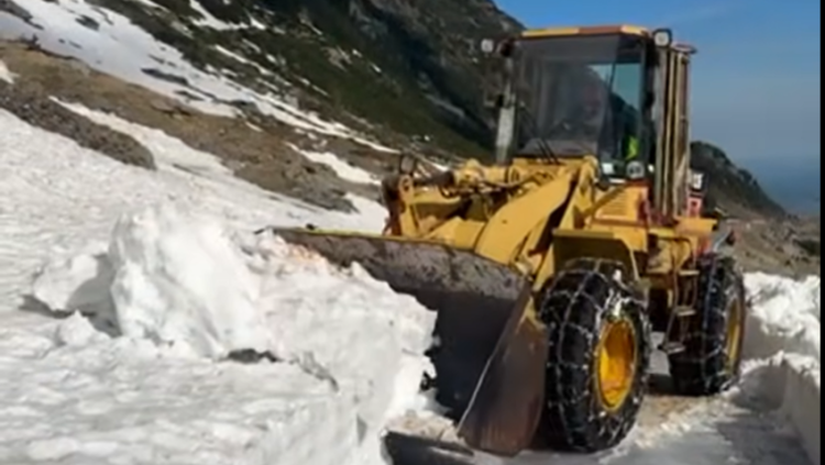 A început deszăpezirea pe Transfăgărășan. Stratul de zăpadă depășește pe alocuri un metru