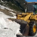 A început deszăpezirea pe Transfăgărășan. Stratul de zăpadă depășește pe alocuri un metru