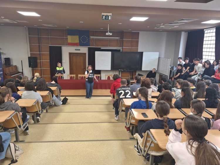 Activitate preventivă la Colegiul „Gheorghe Șincai” privind traficul de persoane