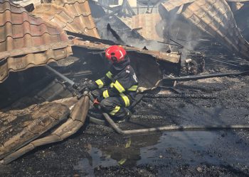 Incendiu cu risc major la Sarasău, autospeciale din trei județe intervin la fața locului
