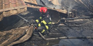 Incendiu cu risc major la Sarasău, autospeciale din trei județe intervin la fața locului