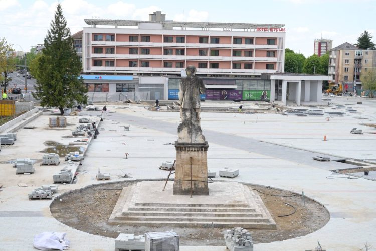 Restricțiile de circulație din zona Pieței Revoluției, prelungite până la finalul lunii mai