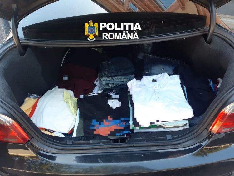 Marfă contrafăcută descoperită într-o mașină oprită în trafic la Baia Mare