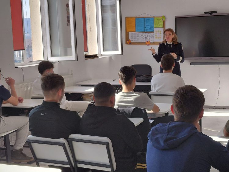 Campanie de prevenire derulată de polițiști la Colegiul Economic „Nicolae Titulescu”