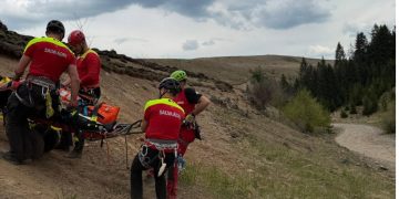 Motociclist accidentat pe un traseu din Runcu, recuperat de salvamontiști