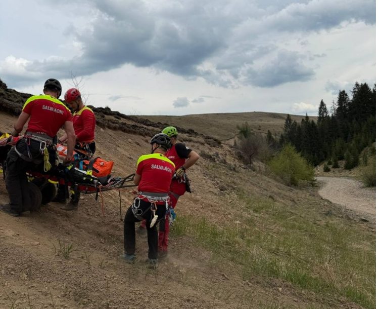 Motociclist accidentat pe un traseu din Runcu, recuperat de salvamontiști