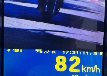 Un motociclist a fugit de polițiști băimăreni, comitând 6 infracțiuni. Acum are amenzi record și va umbla pe jos timp de șase luni