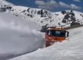 Imagini spectaculoase pe Transalpina. Zăpada acoperă aproape complet utilajele de deszăpezire, în luna mai