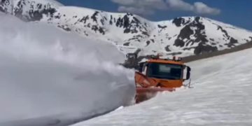 Imagini spectaculoase pe Transalpina. Zăpada acoperă aproape complet utilajele de deszăpezire, în luna mai