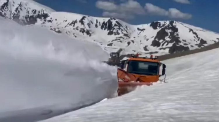 Imagini spectaculoase pe Transalpina. Zăpada acoperă aproape complet utilajele de deszăpezire, în luna mai