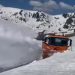 Imagini spectaculoase pe Transalpina. Zăpada acoperă aproape complet utilajele de deszăpezire, în luna mai