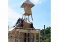 Prima biserică ortodoxă românească în stil maramureșean din Japonia prinde contur. A fost montată turla lăcașului de cult