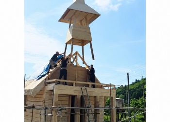 Prima biserică ortodoxă românească în stil maramureșean din Japonia prinde contur. A fost montată turla lăcașului de cult